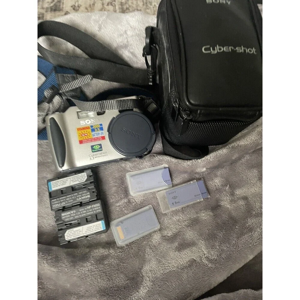 Sony stamina 2002.5 cyber shot camera 3.3 megapixels With Bag not Tested ￼￼